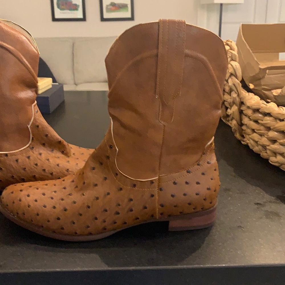 Short brown leather boots,cowboy style.